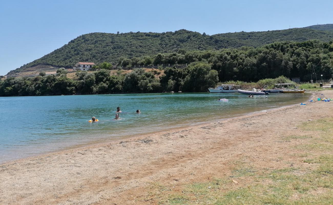 Photo de Loutraki Beach avec sable beige & galets de surface