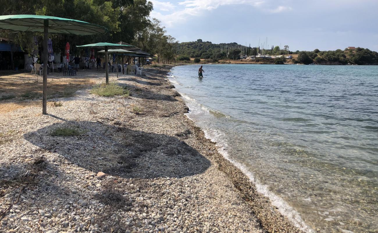 Photo de Rouga Bay, Paliampela avec sable beige & pierres de surface