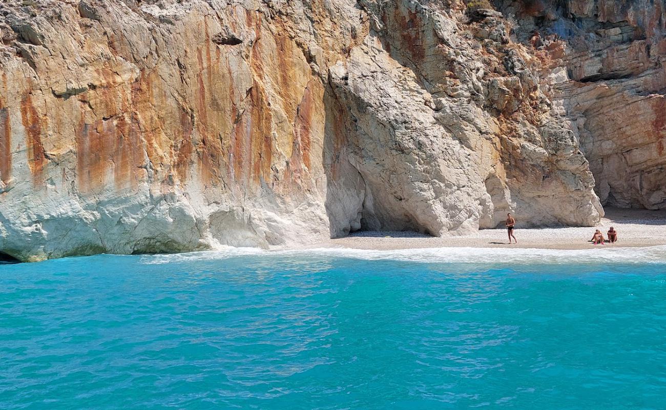 Photo de Maximos Beach avec petits galets beige de surface