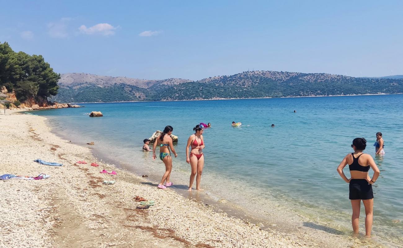 Photo de Agios Georgios Beach avec petits galets beige de surface