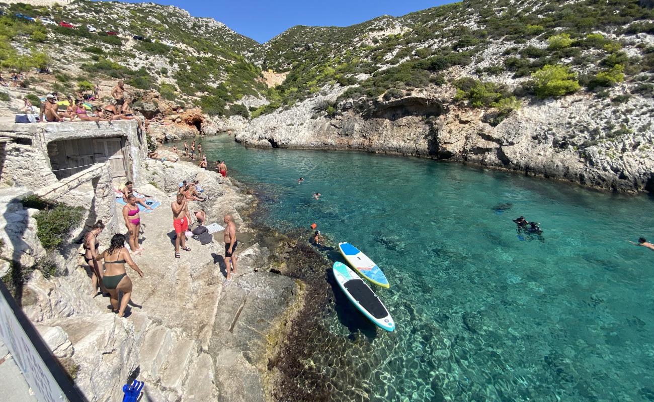 Photo de Porto Limnionas Beach avec surface béton pavée de surface