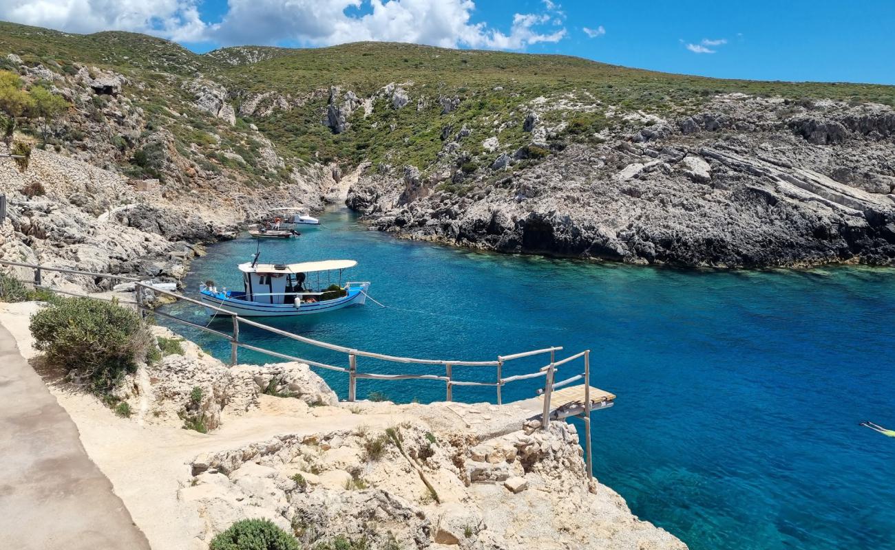 Photo de Porto Roxa Beach avec terrain rocheux de surface