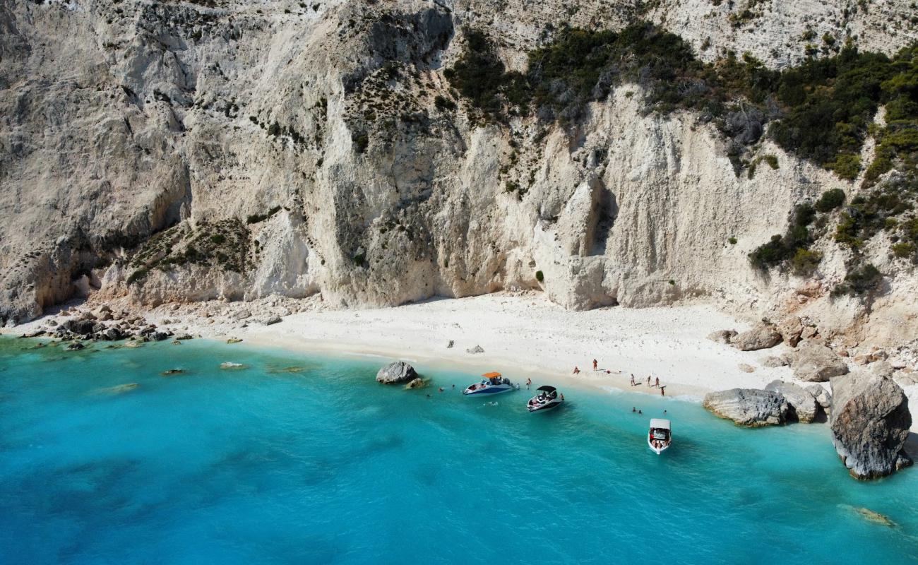 Photo de Pisines Beach avec sable beige de surface