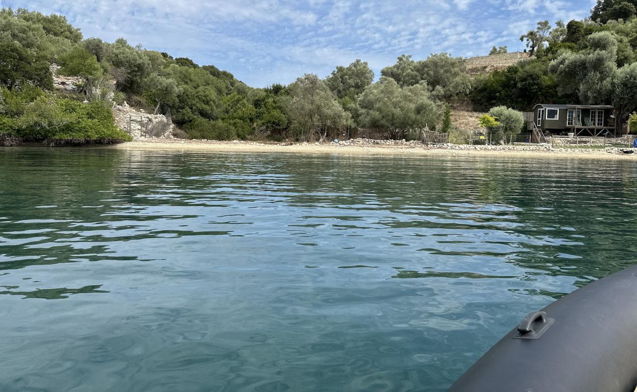 Photo de Koutalades Beach avec petits galets beige de surface