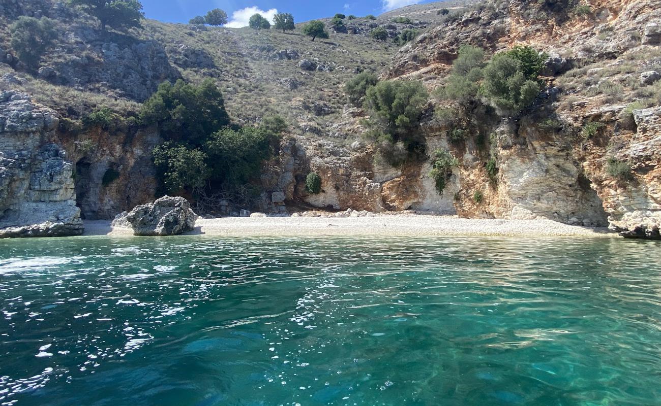 Photo de Sikidi Beach avec galets beige de surface
