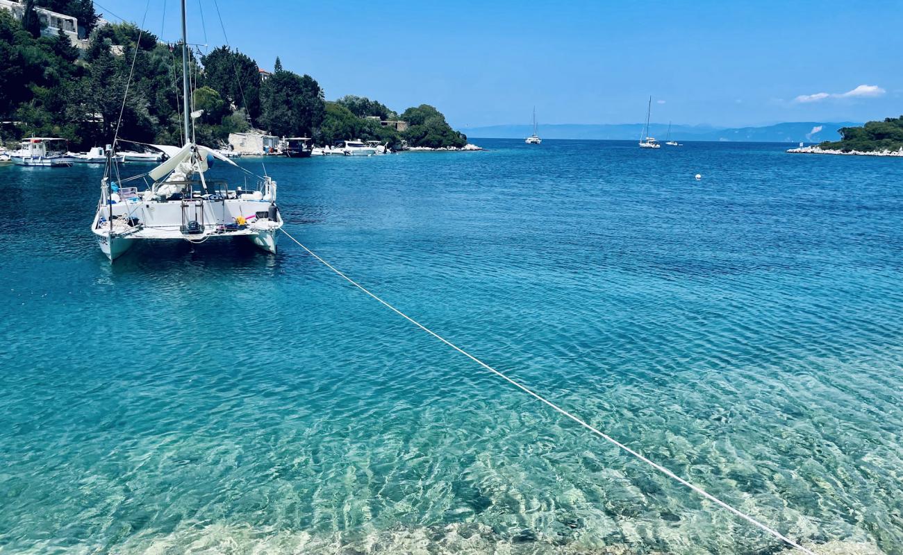 Photo de Agia Marina Ozias Beach avec petits galets gris de surface