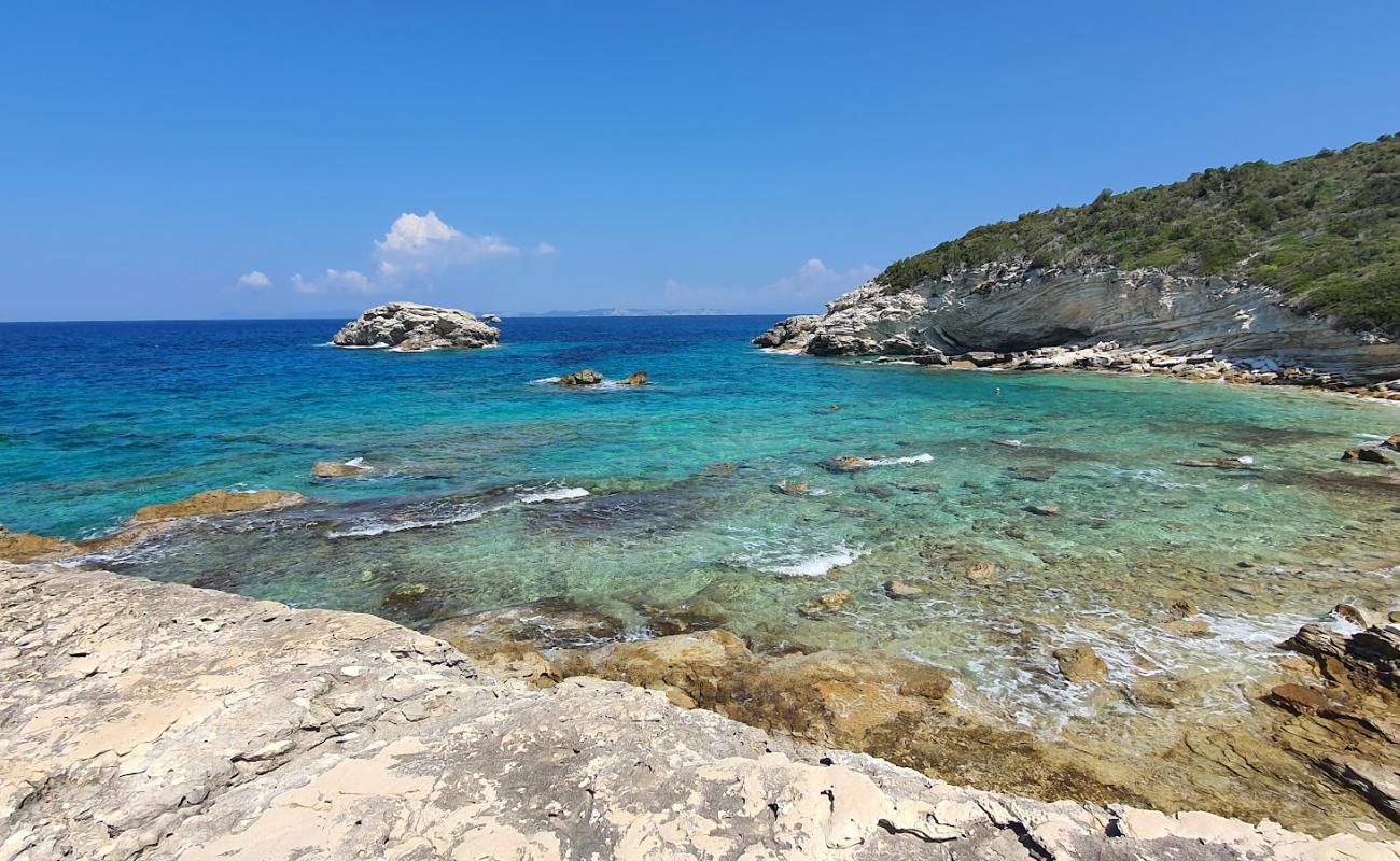 Photo de Plani Beach avec terrain rocheux de surface
