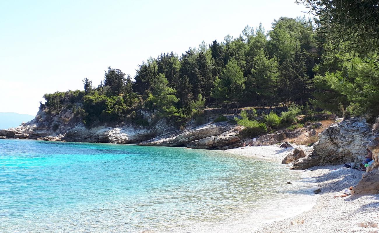 Photo de Glyfada Beach avec galets beige de surface