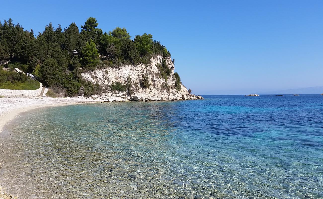 Photo de Kipos Beach avec galets beige de surface