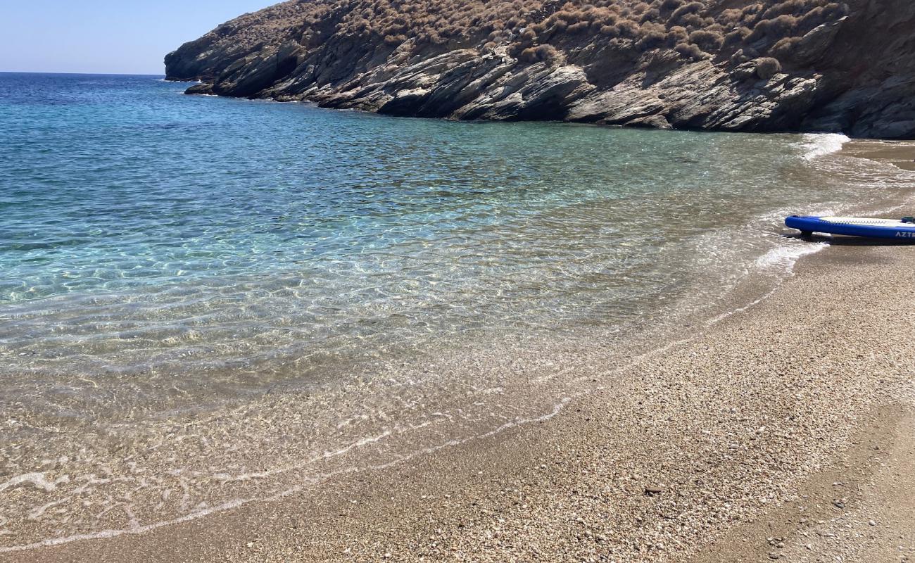 Photo de Sarakiniko Beach avec sable beige & galets de surface