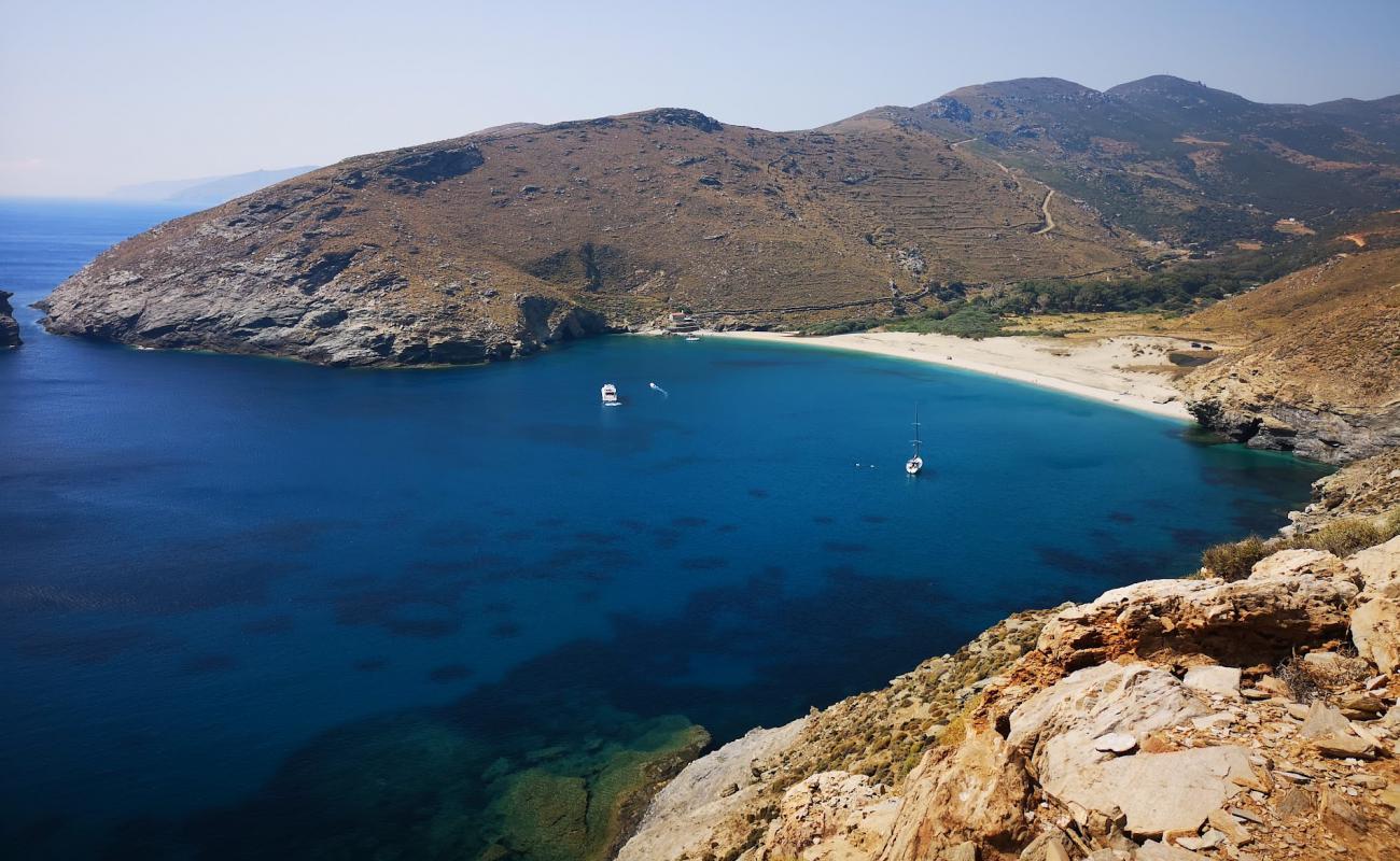 Photo de Treis Ammoudies Beaches avec sable gris & galets de surface