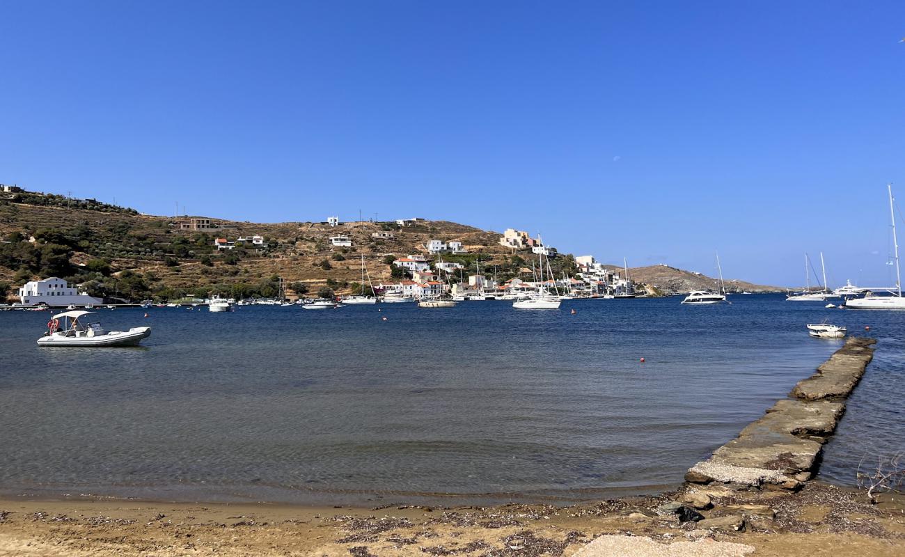 Photo de Vourkari Beach avec sable beige de surface