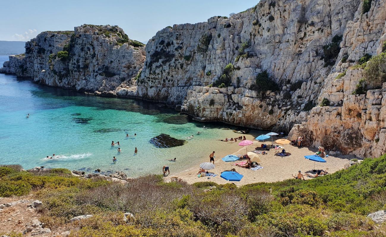 Photo de Vourlia Beach avec sable beige de surface