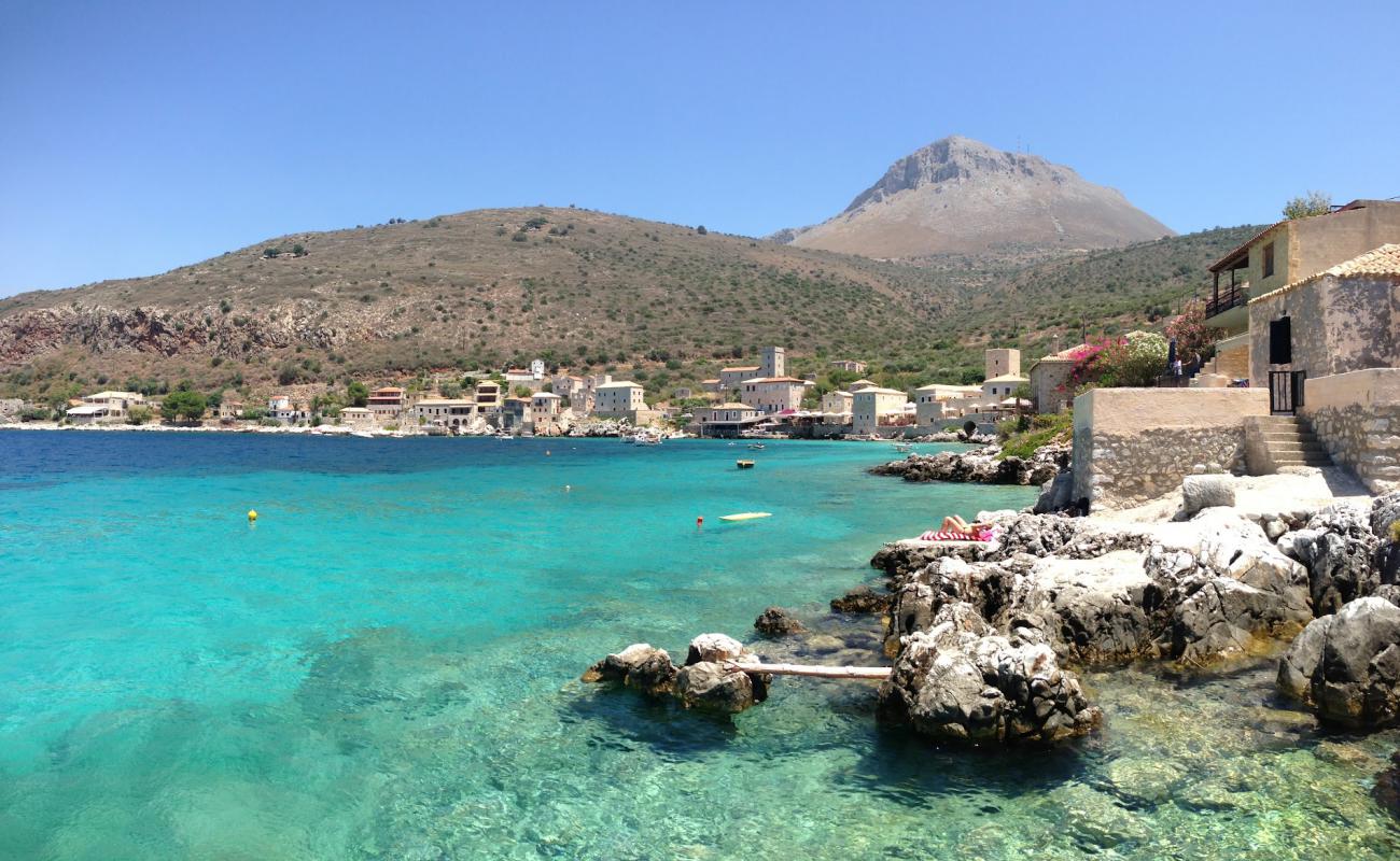 Photo de Dexameni Beach avec surface béton pavée de surface