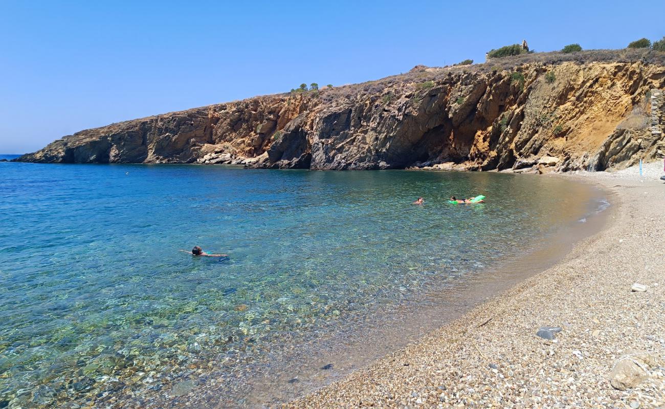 Photo de Paralia Kapi avec sable gris & galets de surface