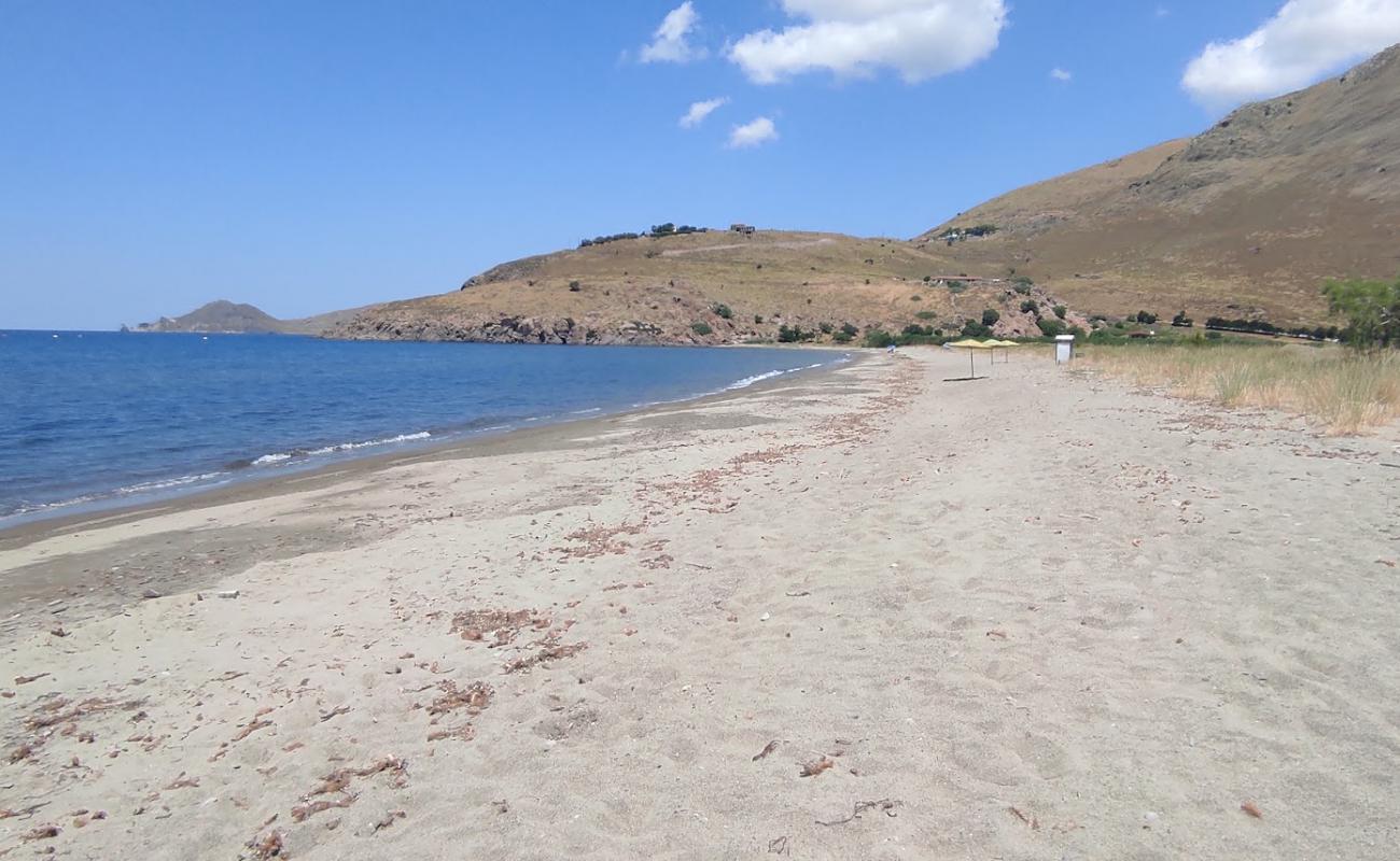 Photo de Paralia Avlona avec sable gris de surface
