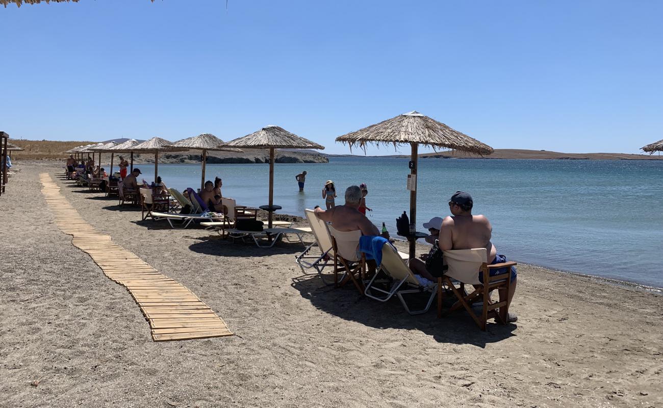 Photo de Agia Varvara Beach avec sable gris de surface