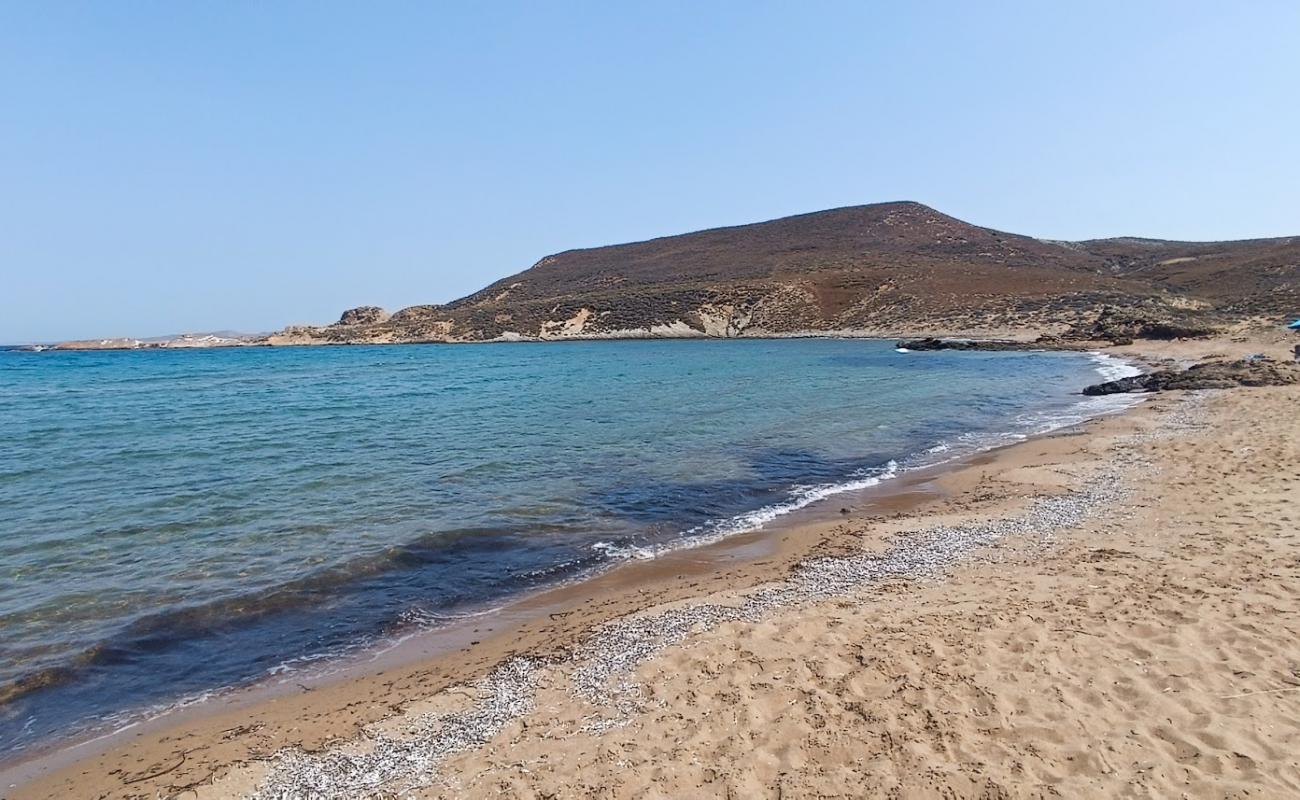 Photo de Pigadeli Beach avec sable beige de surface