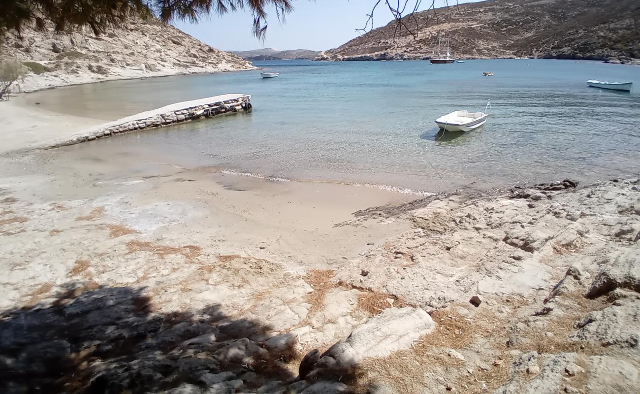 Photo de Patricia Beach avec sable beige & pierres de surface