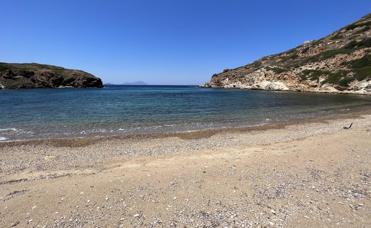 Photo de Athinia Beach avec petits galets beige de surface