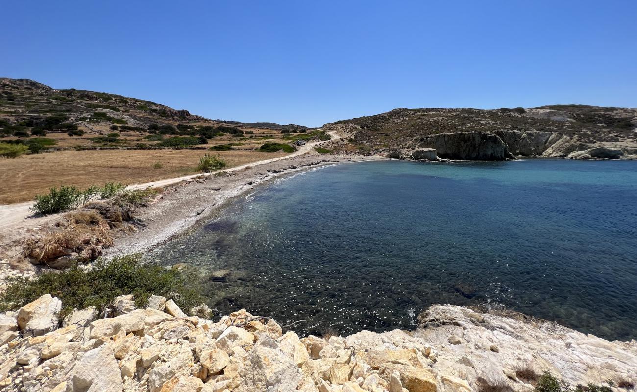 Photo de Lakos Beach avec galets gris de surface