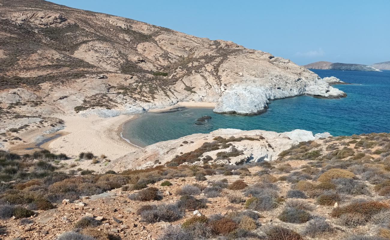 Photo de Alevrakia Beach avec sable beige de surface