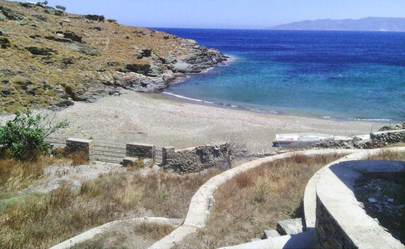 Photo de Petrousa Beach avec galets beige de surface