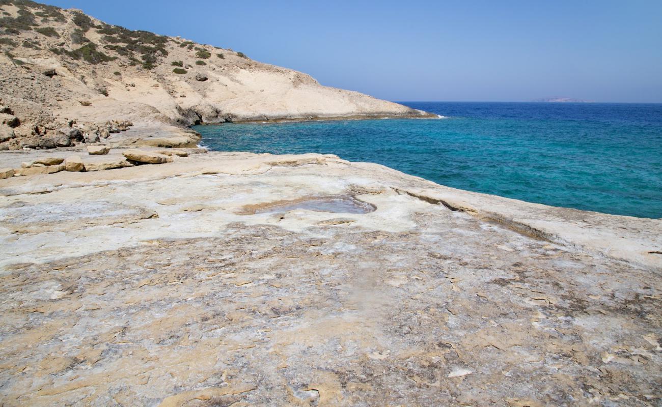 Photo de Bo Beach avec terrain rocheux de surface