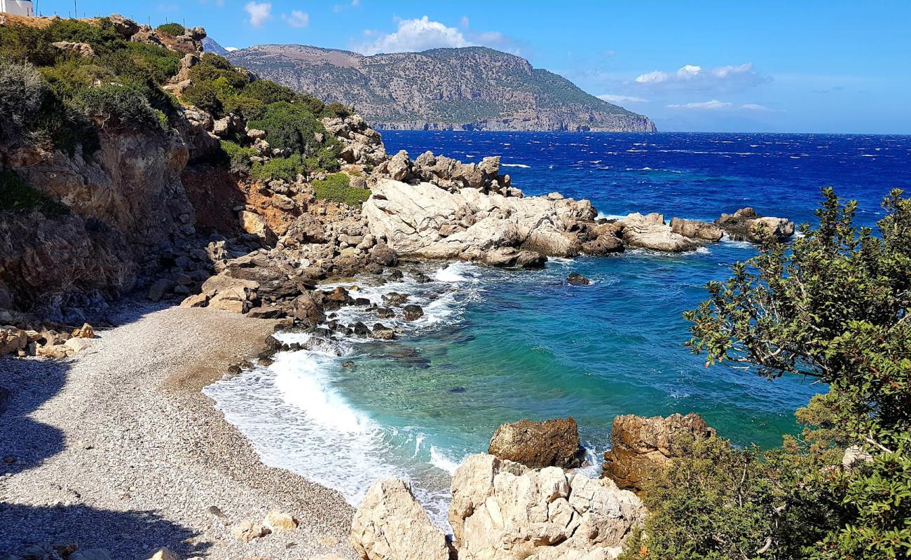 Photo de Agios Petros Beach avec terrain rocheux de surface