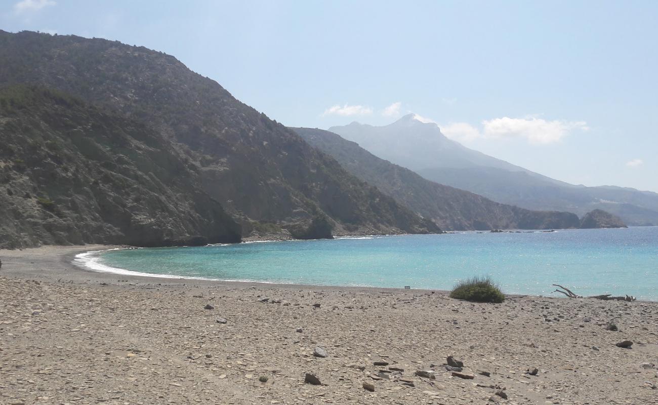 Photo de Paralia Agia Irini avec sable gris & rochers de surface