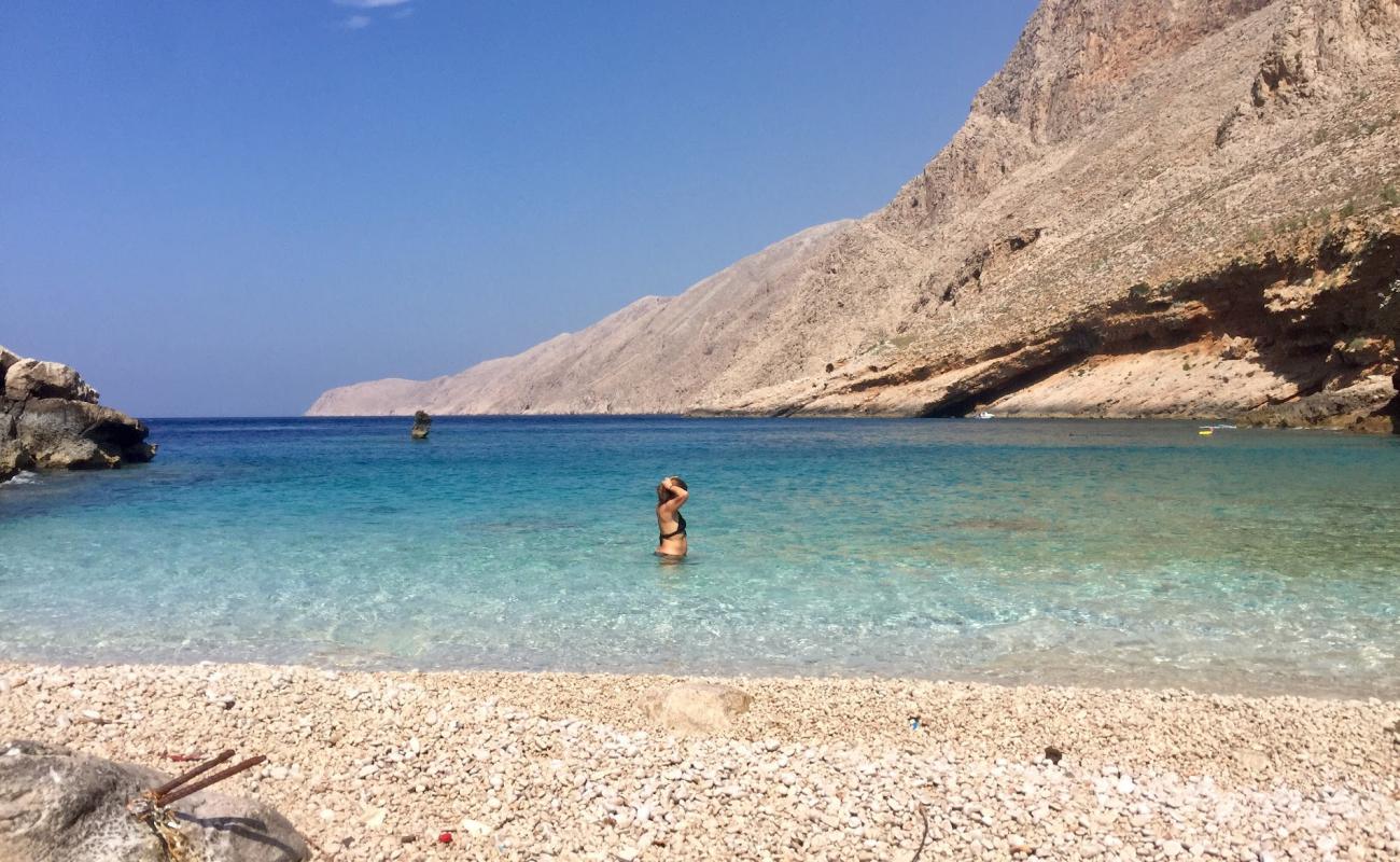 Photo de Giali Beach avec galets beige de surface