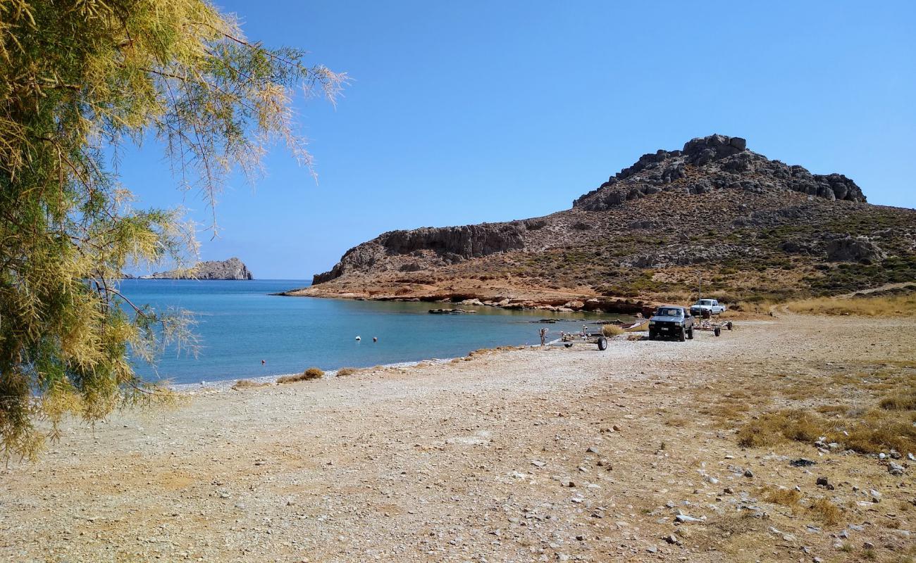 Photo de Amatos Beach avec galets gris de surface