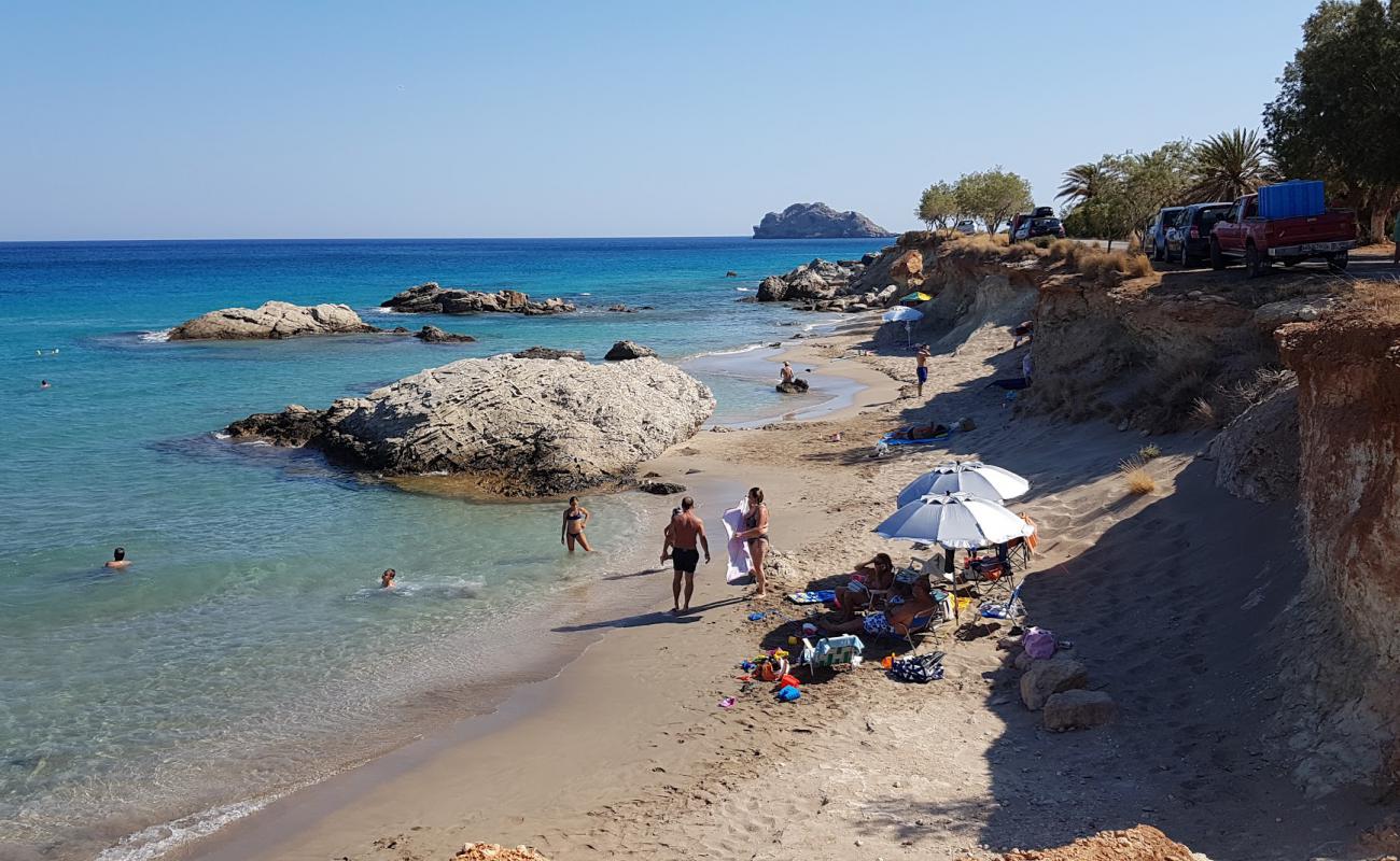Photo de Karavopetra Beach avec sable beige de surface