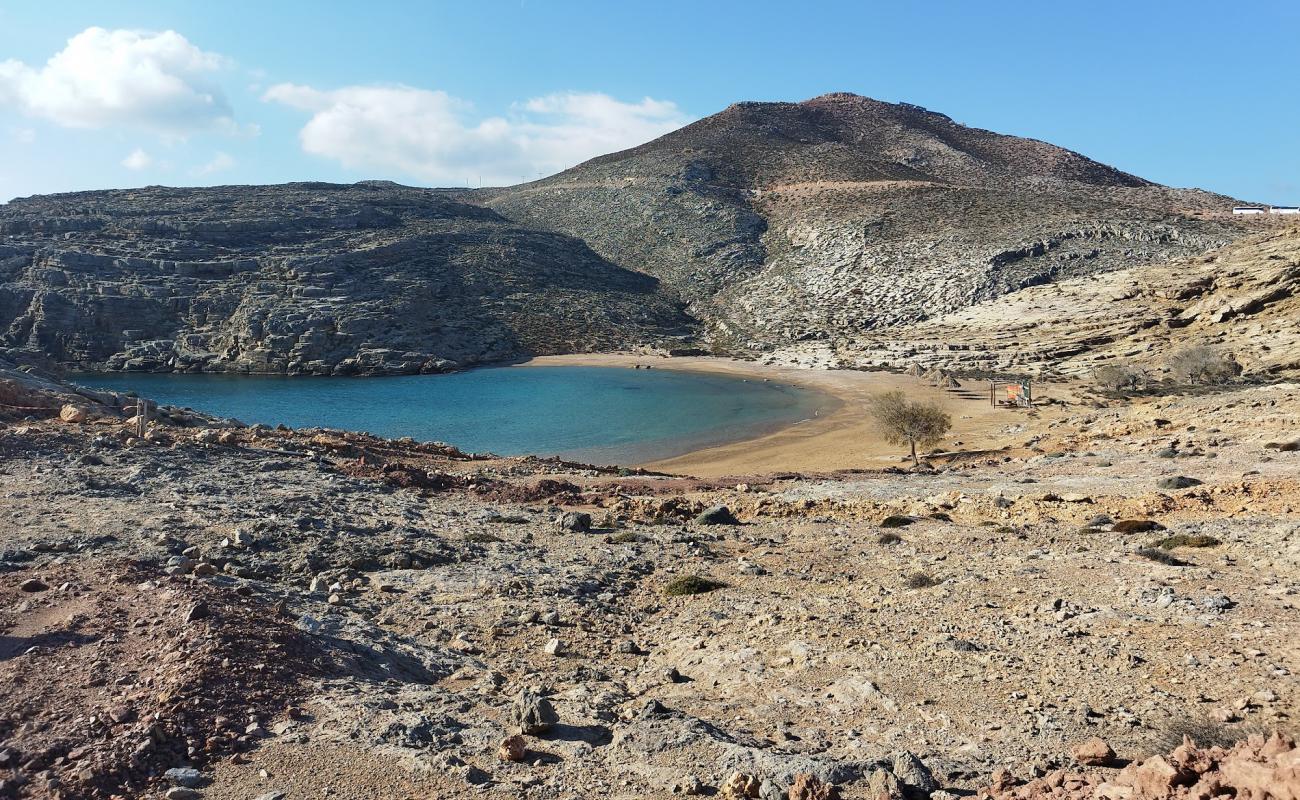 Photo de Beach Agios Isidoros avec sable beige de surface