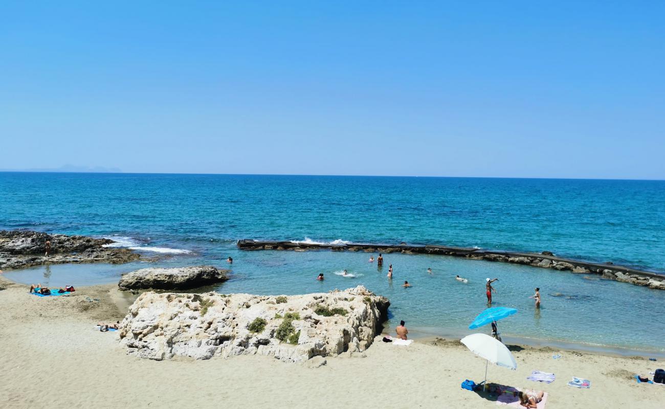 Photo de Despotiko Beach avec sable beige de surface