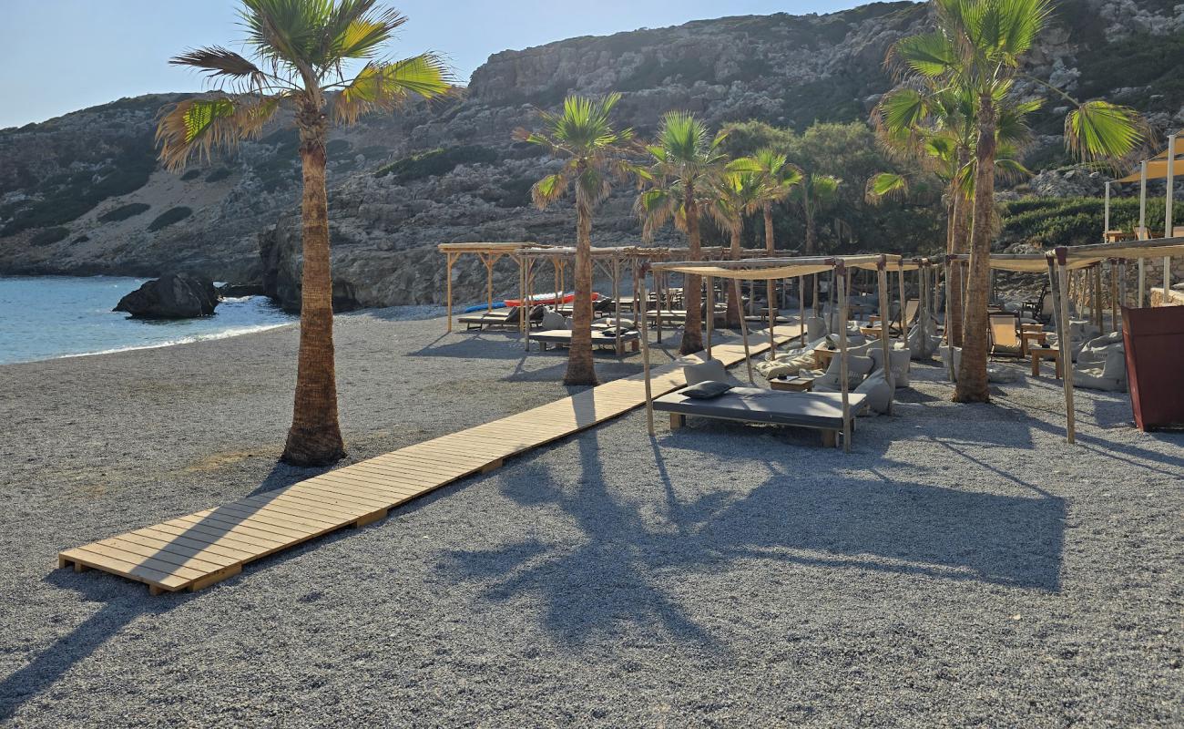 Photo de Tzamaika Beach avec petits galets gris de surface