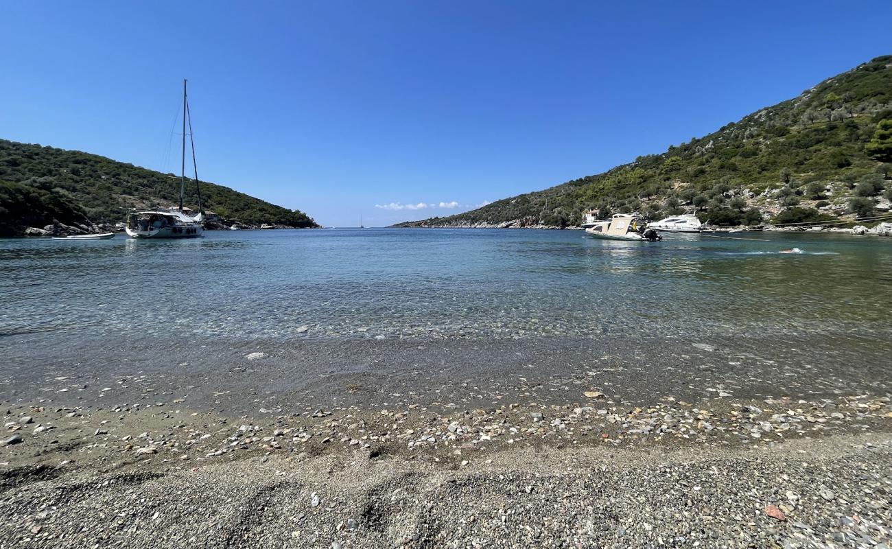 Photo de Peristera Beach avec galets gris de surface