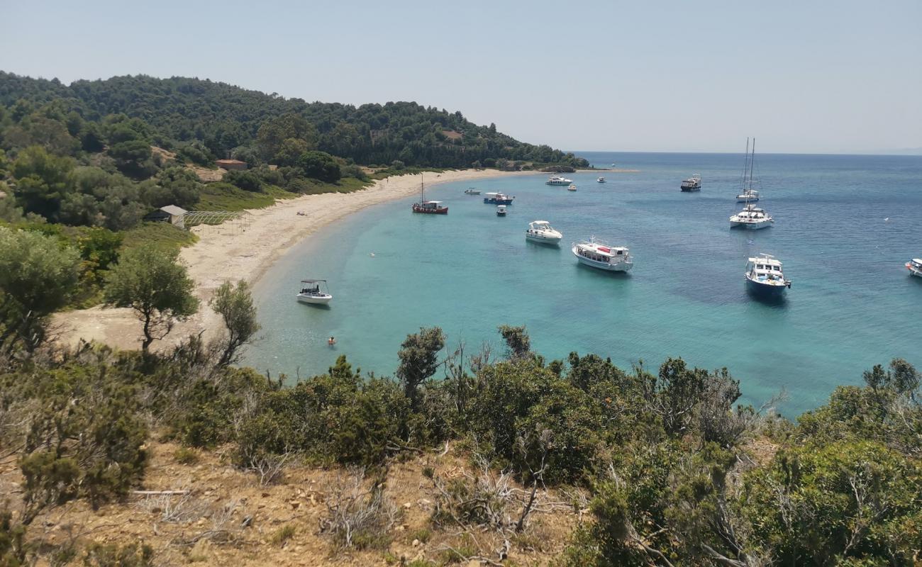 Photo de Beach Tsougrias avec sable beige & galets de surface