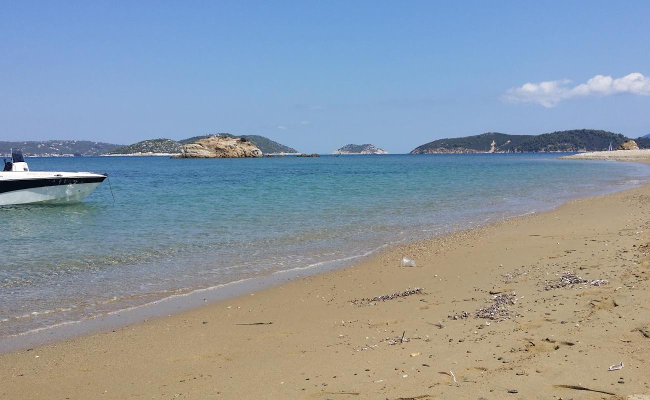 Photo de Tsougaria Nord Beach avec sable beige de surface