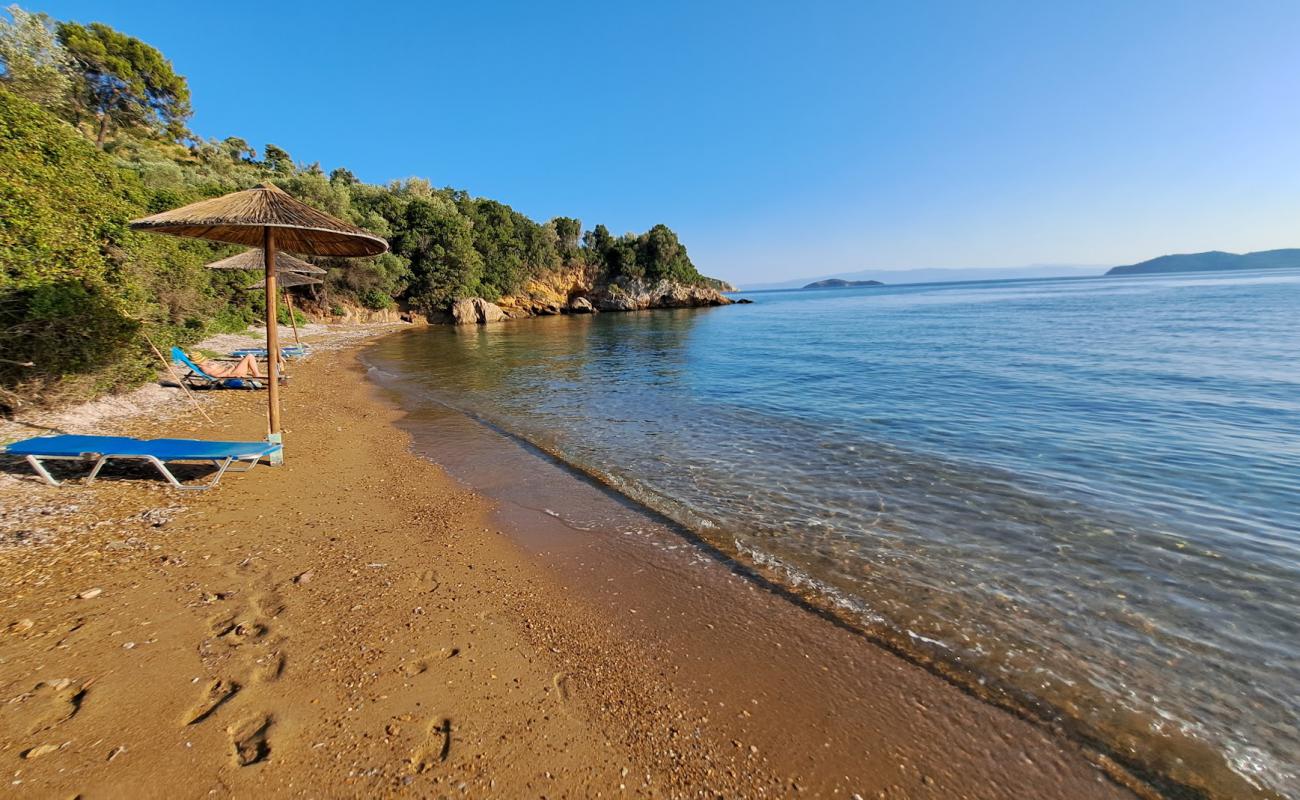 Photo de Nino's Beach avec sable beige de surface