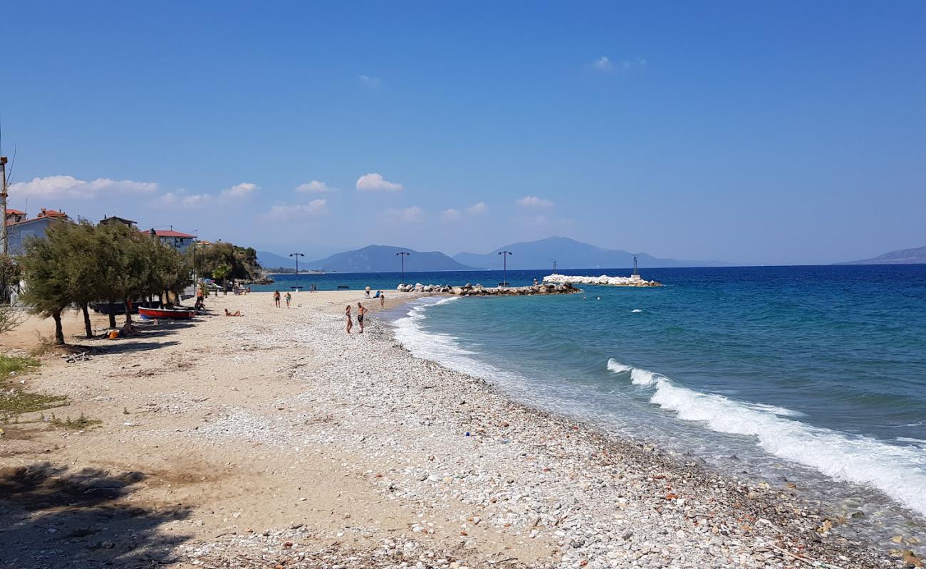 Photo de Beach Asmini avec sable beige & galets de surface