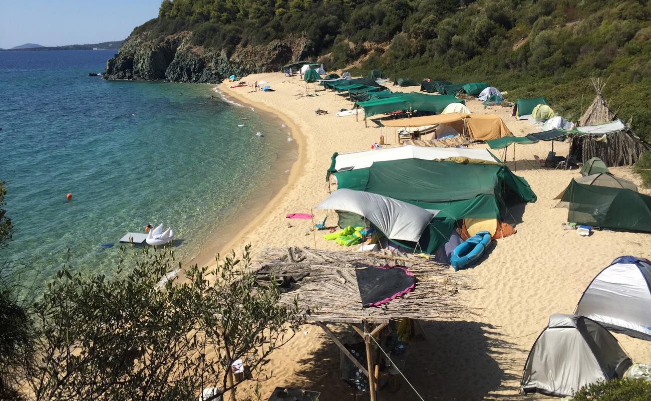 Photo de Secret Paradise Beach avec sable beige de surface