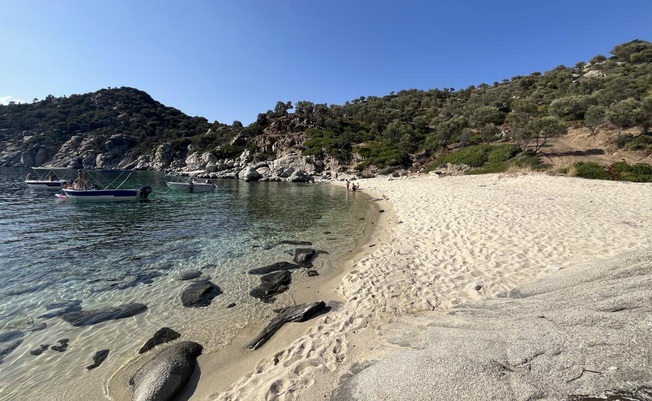Photo de Akros Beach avec sable beige de surface