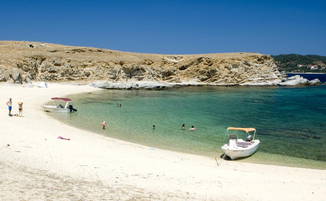 Photo de Gaidouronisi Beach avec sable beige de surface