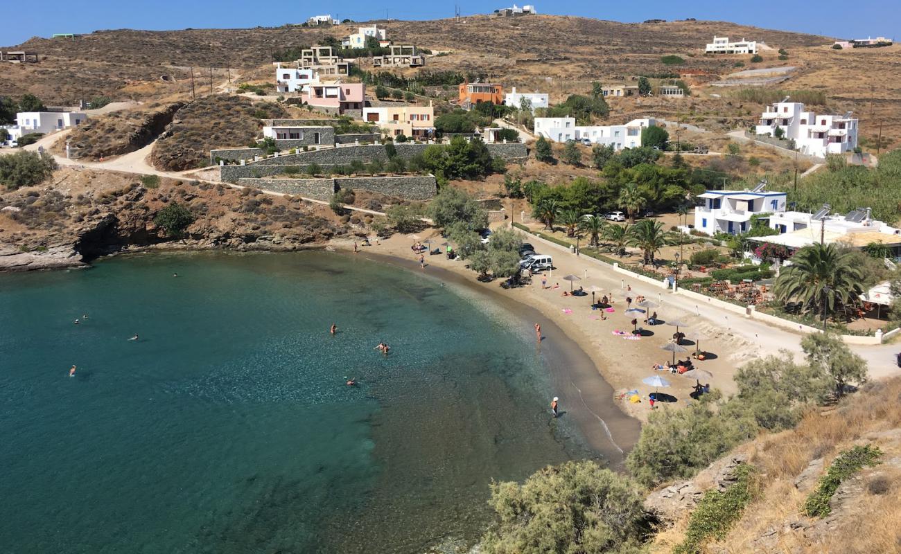Photo de Ampela Beach avec sable beige de surface