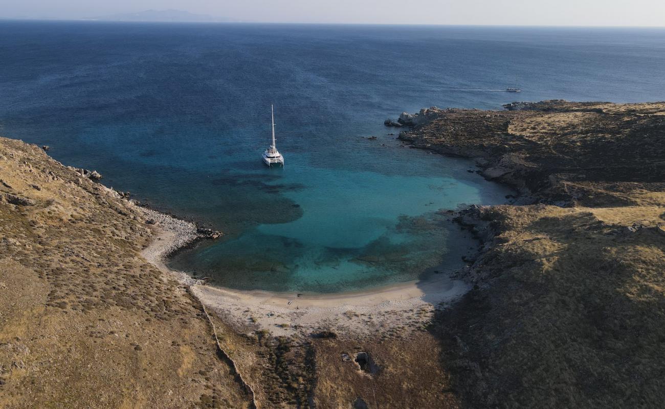 Photo de Pikrangouria Beach avec sable beige de surface
