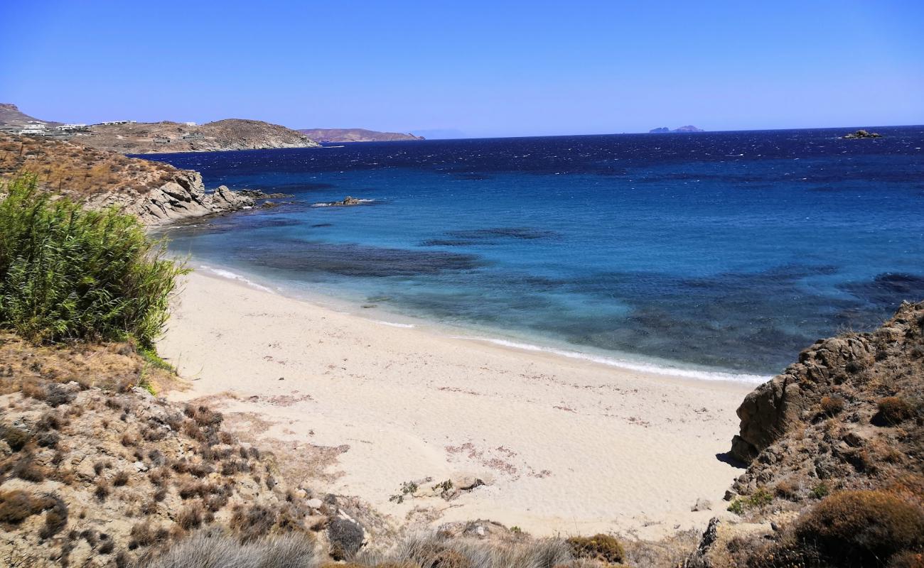 Photo de Karapetis Beach avec sable beige de surface