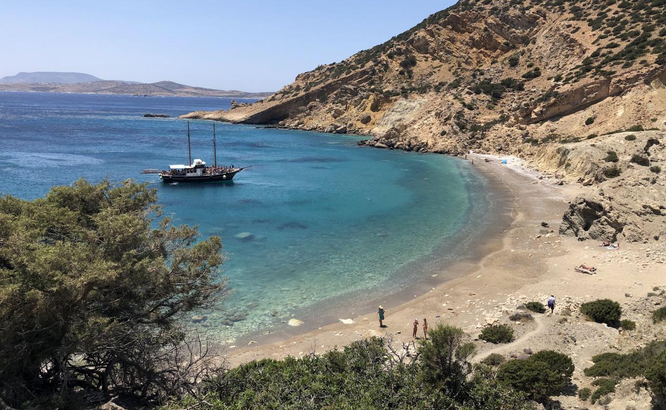 Photo de Genoupas Beach avec sable beige & galets de surface
