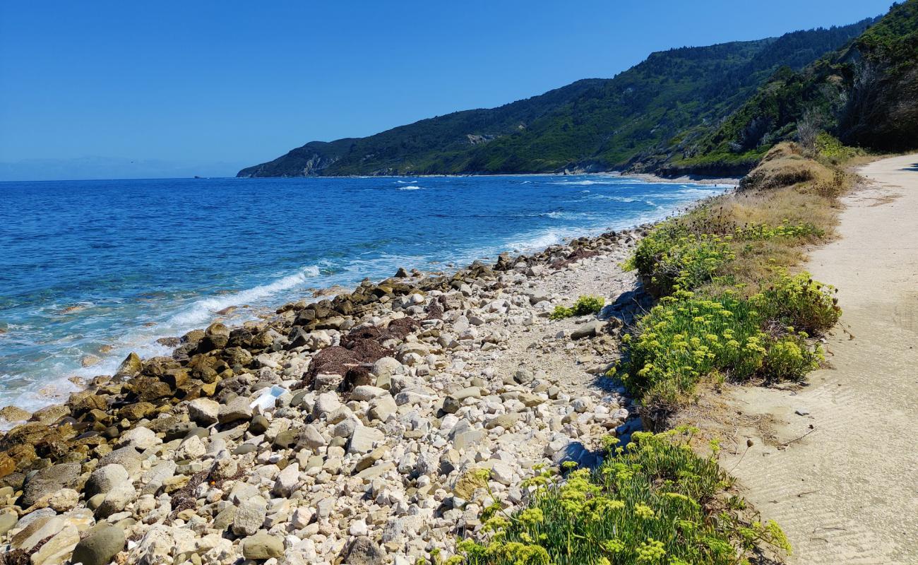 Photo de Fiki Beach avec terrain rocheux de surface