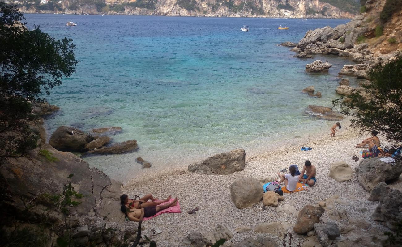 Photo de Glyko Beach avec terrain rocheux de surface
